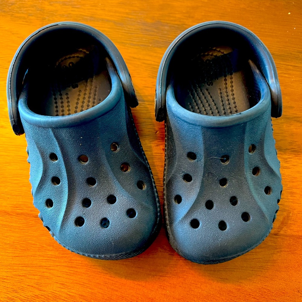 Toddler Navy Crocs. 6C